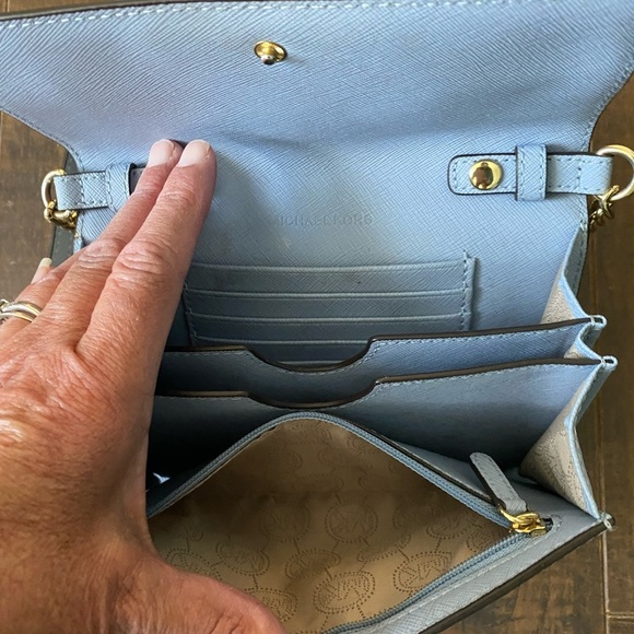 Michael Kors Periwinkle blue crossbody purse with gold strap - Picture 8 of 11